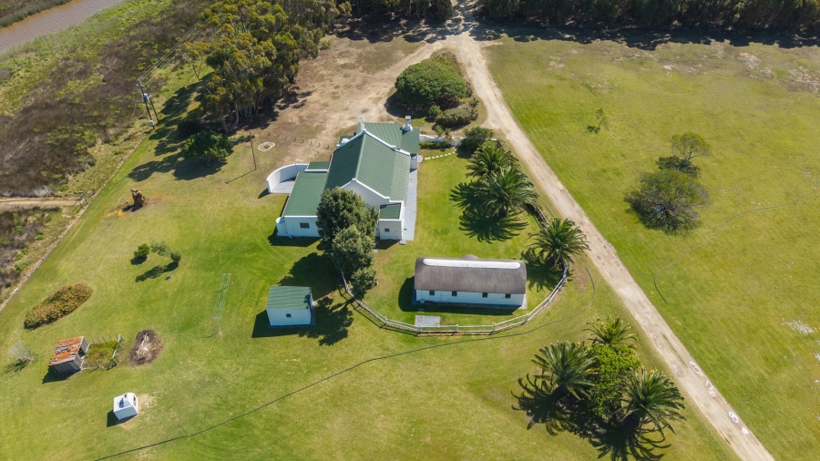 To Let 4 Bedroom Property for Rent in Struisbaai Western Cape